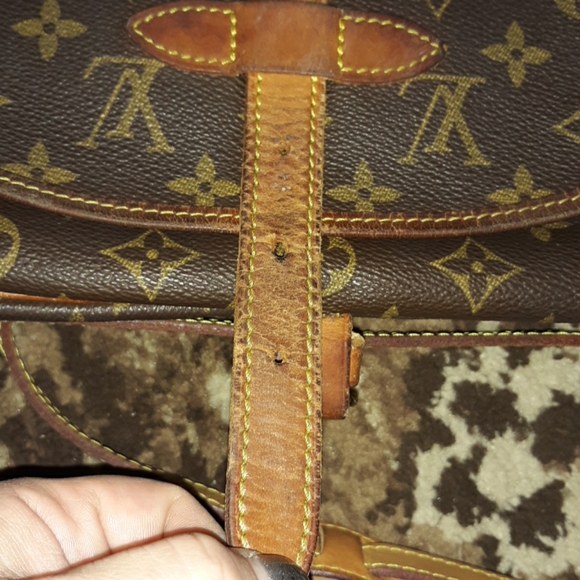 Louis Vuitton Saumur 30 Crossbody - Picture 7 of 8